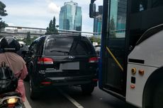 Menepi untuk Cari Parkiran,  Mobil Tertabrak Bus Transjakarta di Dekat Mapolda Metro Jaya
