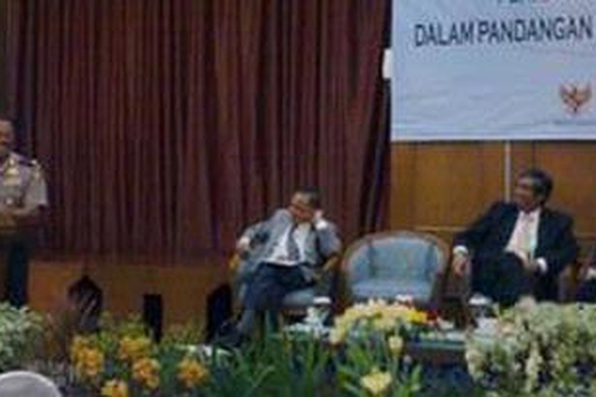 Irwasum Polri Komjen Pol. Nanan Soekarna berbicara dalam Seminar Nasional Peran Sistem Whistleblowing dalam Pandangan Auditor Internal Pemerintah di Kementerian PPN/Bappenas, Selasa (3/8/2010). Selain Jasin, dalam Seminar Nasional ini hadir pula sejumlah tokoh antara lain Wakil Ketua KPK M. Jasin, Kepala BPKP Mardiasmo, Inspektur Jenderal Kemenkeu Hekinus Manao, serta Direktur SDM dan Umum Pertamina Waluyo.