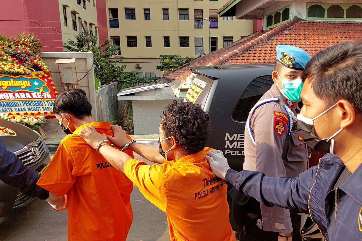 Polisi menangkap empat pelaku dengan inisial DP, AA, AS, dan JL, dalam perkara jasad pria yang ditemukan bersimbah darah di gang sempit, di Jalan Krendang Tengah, Krendang, Tambora, Jakarta Barat, Selasa (5/7/2022) sore.