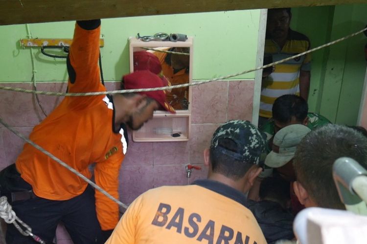 Tim Sar gabungan tengah mengevakuasi dua warga yang terjebat didalam sumur di Desa Boto, RT 01 RW 07, kecamatan Bancak, Kabupaten Semarang, jumat (24/3/2017) siang. Kedua warga tersebut ditemukan dalam kondisi meninggal dunia. 