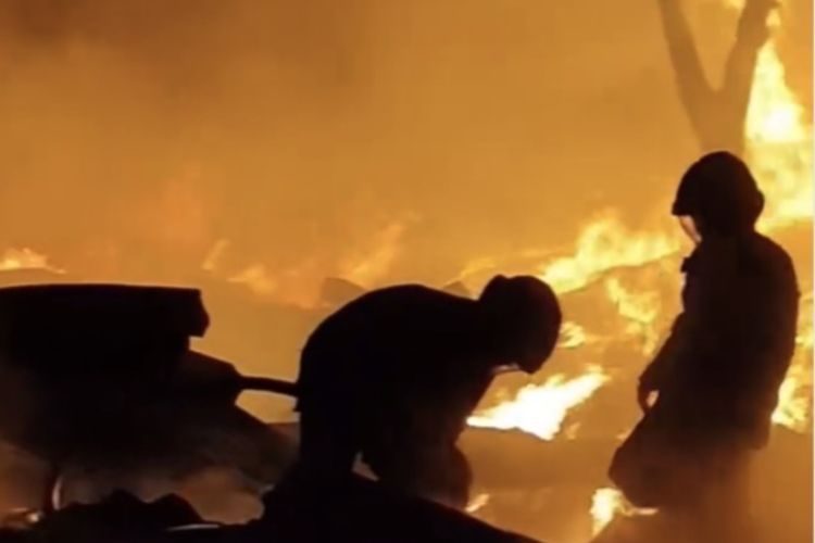 Lapak Barang Rongsok di Jatiuwung Tangerang Terbakar, Pendinginan Masih Berlanjut hingga Selasa Pagi