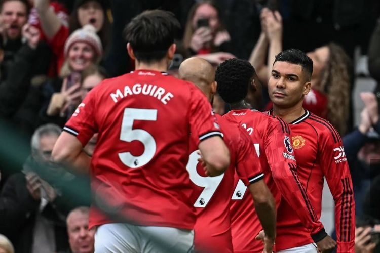 Casemiro (kanan) merayakan gol dengan rekan satu timnya dalam pertandingan sepak bola Liga Inggris antara Manchester United vs Fulham di Old Trafford di Manchester, barat laut Inggris, pada 1 Februari 2026. (Foto oleh Paul ELLIS / AFP)