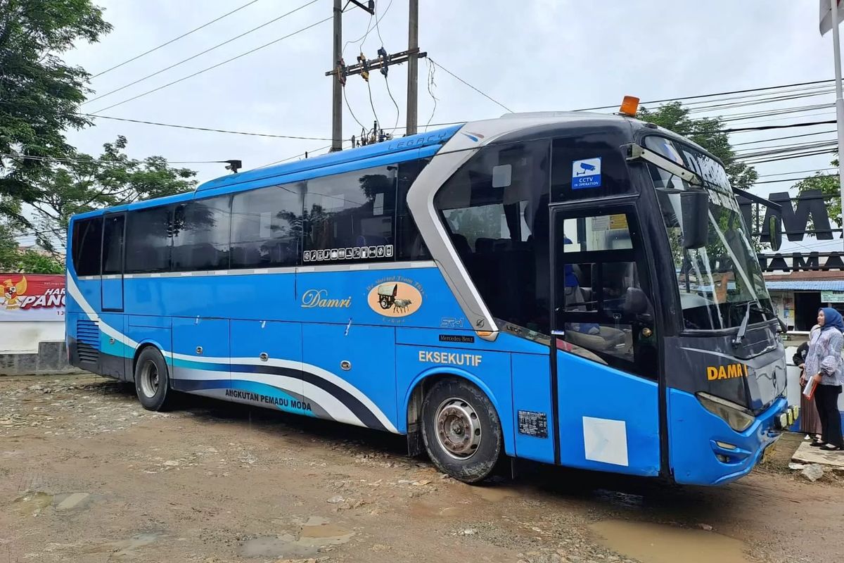 Bus DAMRI yang melayani di Samarinda dan beberapa kota di Kalimantan Timur.