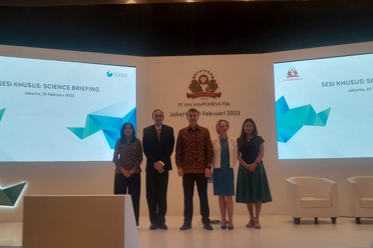 Presiden Direktur PT HM Sampoerna Tbk. (Sampoerna) Vassilis Gkatzelis (tengah), Chief Life Sciences Officer Smoke-Free Product Philip Morris International (PMI) Badrul Chowdhury (kedua dari kiri), dan Direktur Urusan Eksternal Sampoerna Elvira Lianita (kiri) saat usai science briefing mengenai sains di balik produk tembakau bebas asap di Jakarta, Senin (20/2/2023).