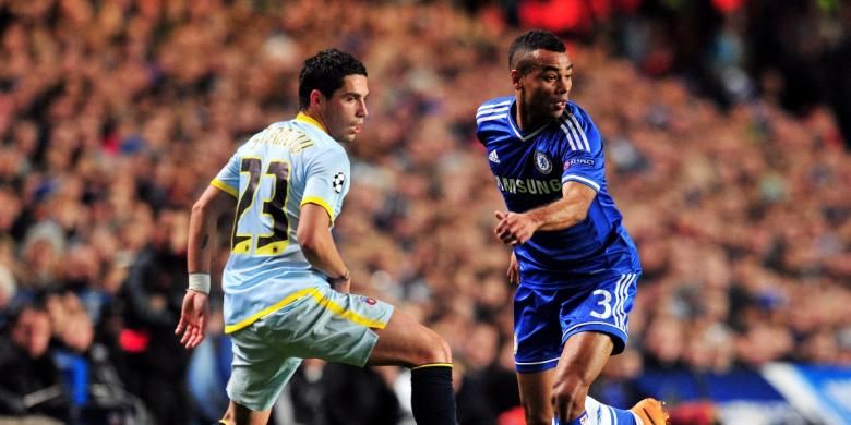 Bek Chelsea, Ashley Cole saat berusaha melewati gelandang Steaua, Nicolae Stanciu, pada  matchday keenam Grup E Liga Champions di Stadion Stamford Bridge, Rabu atau Kamis (12/12/2013) dini hari WIB.