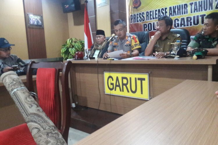 Kapolres Garut bersama Bupati Garut, Dandim, Ketua MUI dan Ketua FKUB saat memaparkan kasus diduga penginjak Al Quran