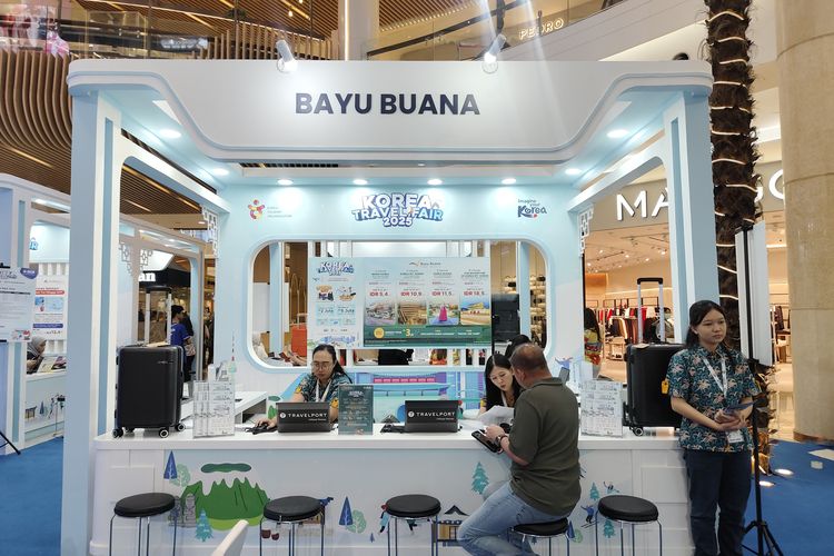 Booth Bayu Buana di pameran perjalanan Korea Travel Fair 2025, mal Kota Kasablanka, Jakarta Selatan, Jumat (14/11/2025). 
