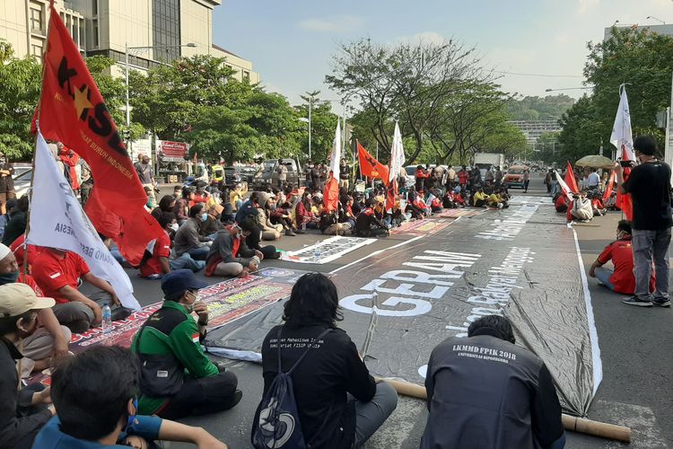 Aksi bentang spanduk raksasa para demonstran di deoan Kantor Gubernur Jawa Tengah, Jumat (14/8/2020).