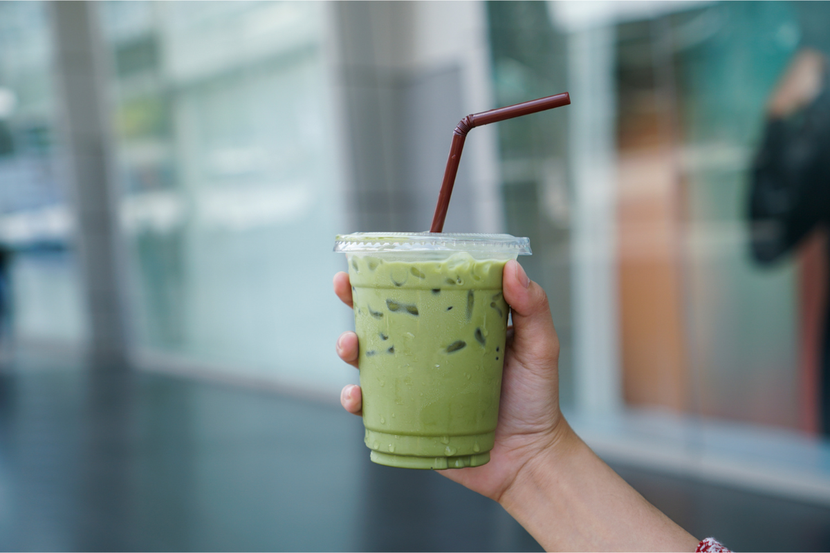 ilustrasi konsumsi minuman matcha.