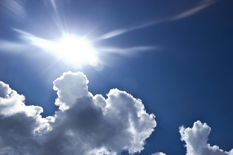 BMKG perkirakan suhu hari ini mencapai 34°C di sejumlah kota, termasuk Semarang. Warga diminta waspada cuaca panas dan potensi hujan petir.
