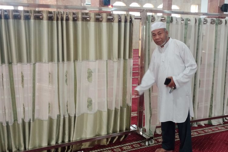 Ketua Takmir Masjid Jenderal Ahmad Yani, Mukhtar Kamaluddin saat menunjukkan tempat kejadian pencurian tas di Masjid Jenderal Ahmad Yani, Jalan Kahuripan Nomor 12, Kota Malang, Jawa Timur. 