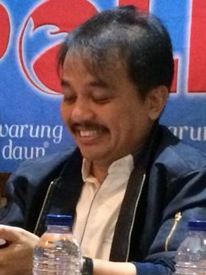 Roy Suryo, juru bicara Tim Pemenangan calon gubernur-wakil gubernur DKI Jakarta, Agus Harimurti Yudhoyono-Sylviana Murni, memerikan tanda secara eksplisit sikap Partai Demokrat pada putaran kedua Pilkada DKI Jakarta 2017.
