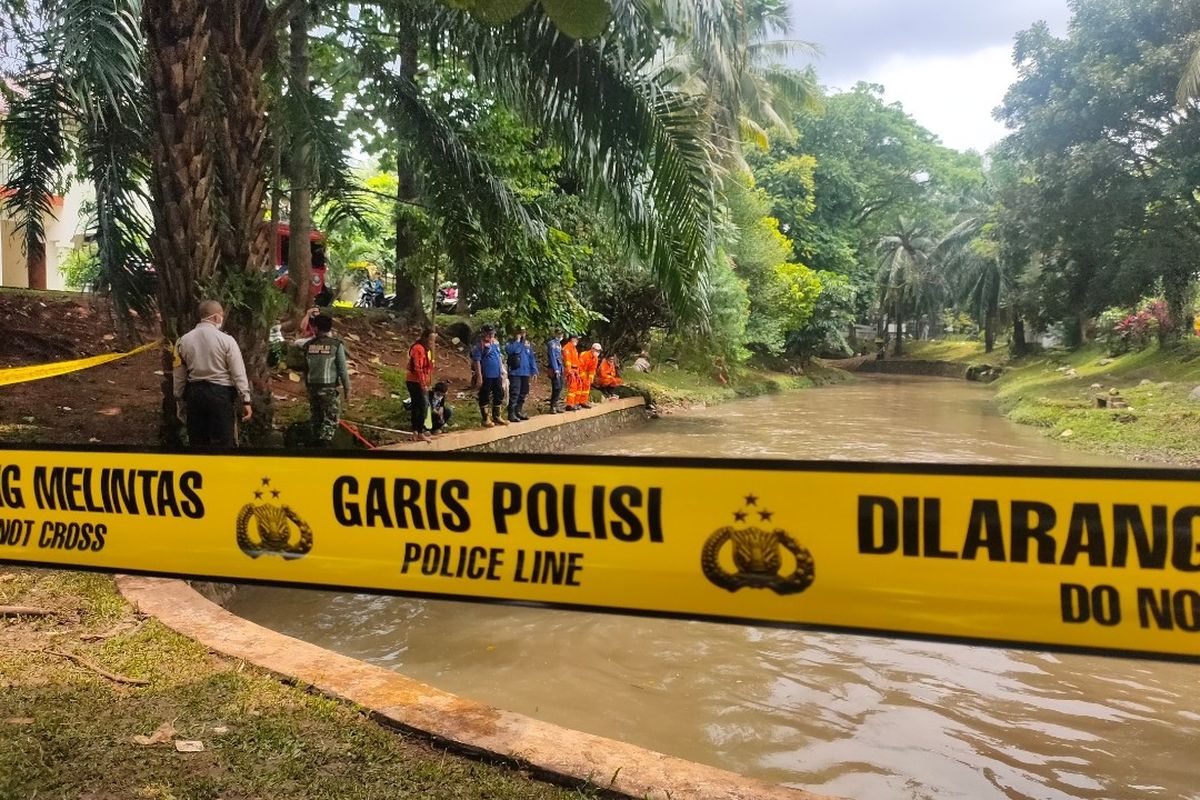 Tim SAR gabungan melanjutkan pencarian bocah 9 tahun yang tenggelam akibat terseret arus Kali Bintaro, Pondok Aren, Tangerang Selatan, Senin (22/2/2021).