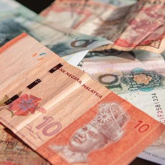Ilustrasi uang ringgit Malaysia. Ringgit Malaysia tercatat sebagai mata uang terkuat di Asia di awal 2026.