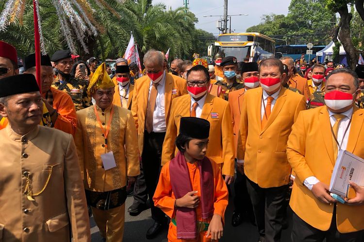 Sejumlah pimpinan Partai Hanura diiringi pawai Betawi saat mendaftar sebagai peserta Pemilu 2024 ke kantor KPU RI, Menteng, Jakarta Pusat, Senin (8/8/2022).