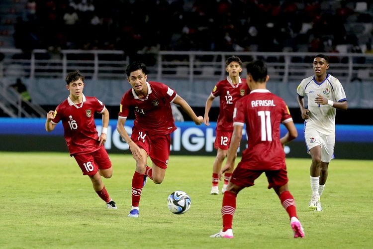 Pemain Timnas Indonesia Sulthan Zaky saat laga kedua babak penyisihan Grup A Piala Dunia U17 2023 Indonesia melawan Panama yang berakhir dengan skor 1-1 di Stadion Gelora Bung Tomo Surabaya, Jawa Timur, Senin (13/11/2023) malam.