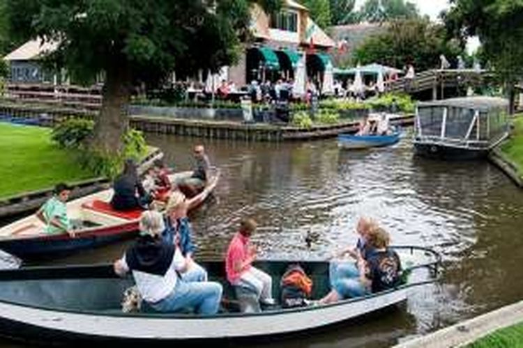 Desa tanpa jalan raya di Giethoorn, Belanda.