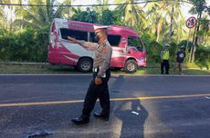 Hendak Menyalip, Mobil Travel Angkut 15 Penumpang Terguling di Jembrana