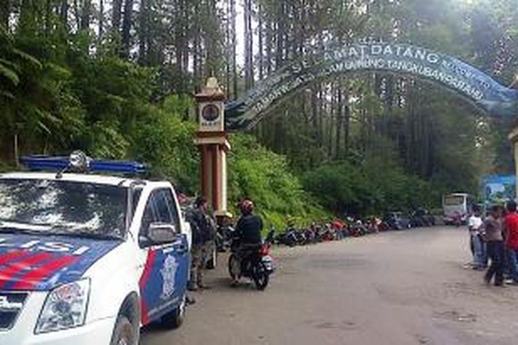 Taman Wisata Gunung Tangkuban Parahu sementara ditutup karena status waspada sejak letusan freatik kembali terjadi Sabtu (5/10/2013).