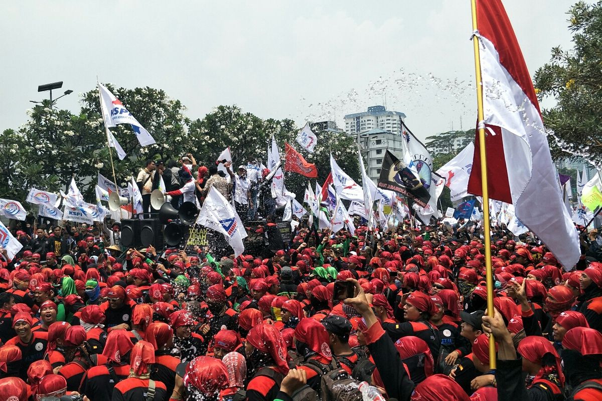 Demo buruh di Pulau Dua, Jalan Gatot Subroto,  Rabu (2/10/2019).