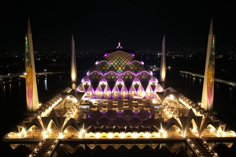 Masjid Raya Al-Jabbar di Jawa Barat.