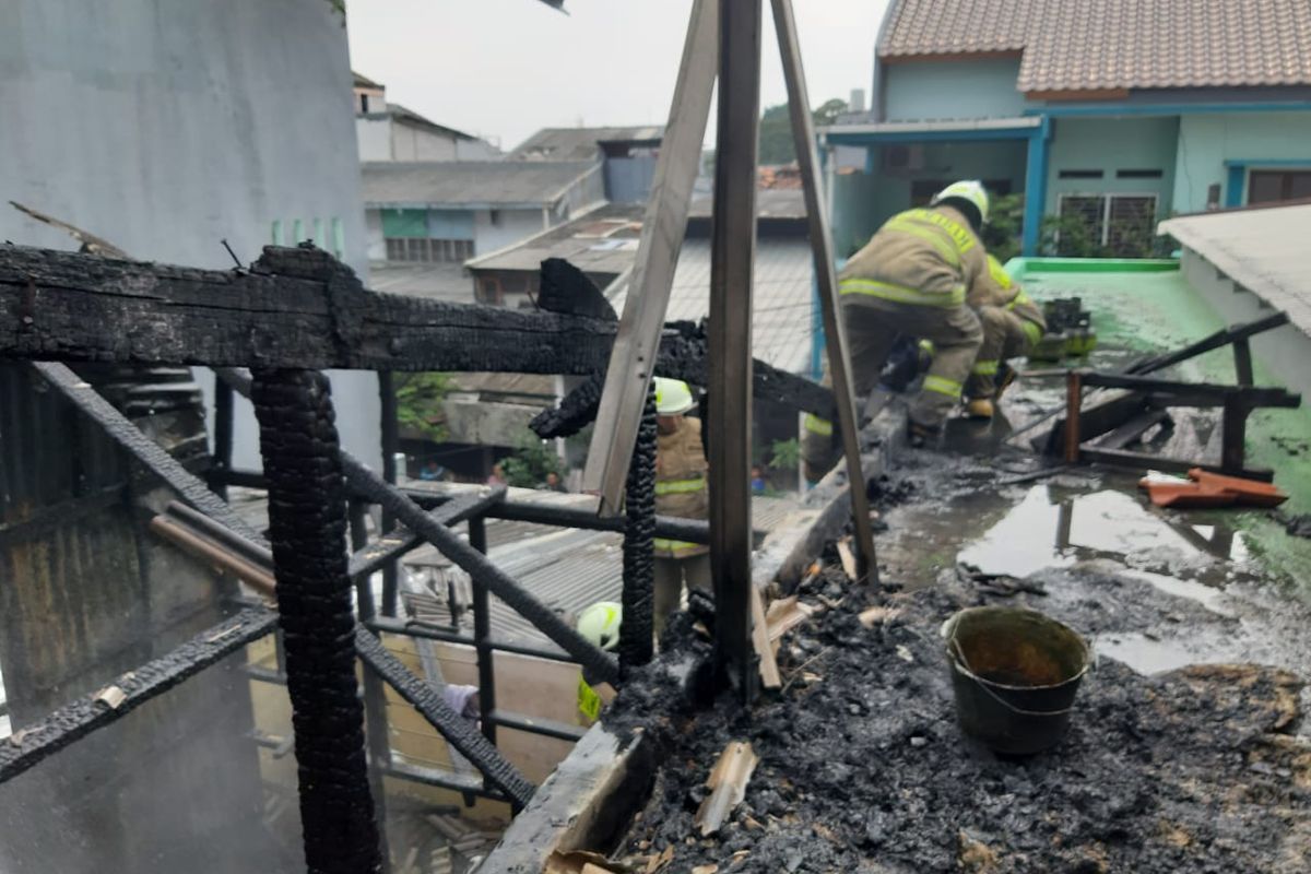 Satu unit rumah di Jalan Cisanggarung III, Semper Barat, Jakarta Utara, terbakar pada Senin (19/6/2023) siang.