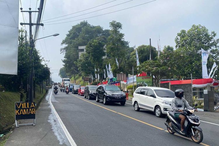 Polisi sedang mengurangi kepadatan kendaraan di Jalan Raya Puncak Bogor, Jawa Barat, Minggu (31/7/2022).