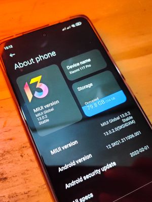 Ponsel bergambar Xiaomi 11T Pro dengan pembaruan ke MIUI 13 kompatibel dengan Android 12.