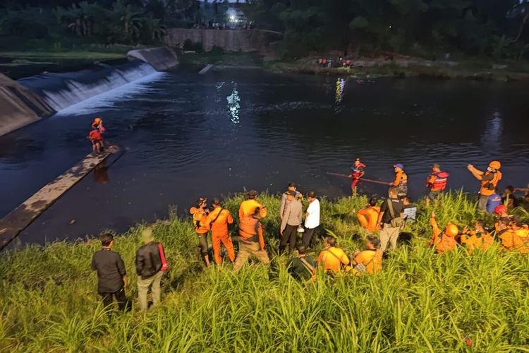 Tim SAR Gabungan Melakukan Pencarian terhadap Roni Dwi Santoso (10) tenggelam dan hilang di Dam Kriyan, Kalurahan Sumberagung, Kapanewon Jetis, Kabupaten Bantul, DI Yogyakarta. Senin (11/10/2021).