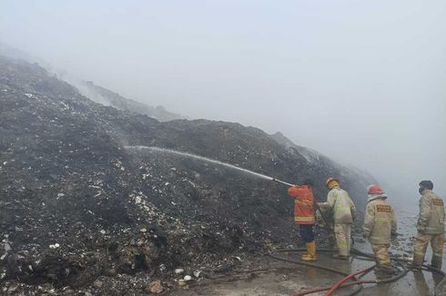 Kebakaran TPA Jalupang di Karawang Tak Kunjung Padam, Asapnya Masuk ke 4 Desa
