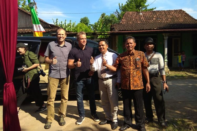 Bintang Hollywood, Matt Damon (baju hitam) di Kendal. 