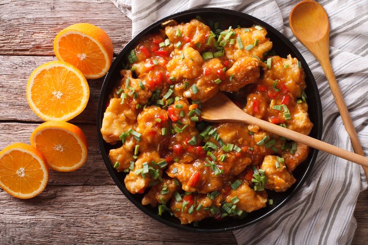 Ilustrasi orange chicken atau ayam saus jeruk. 