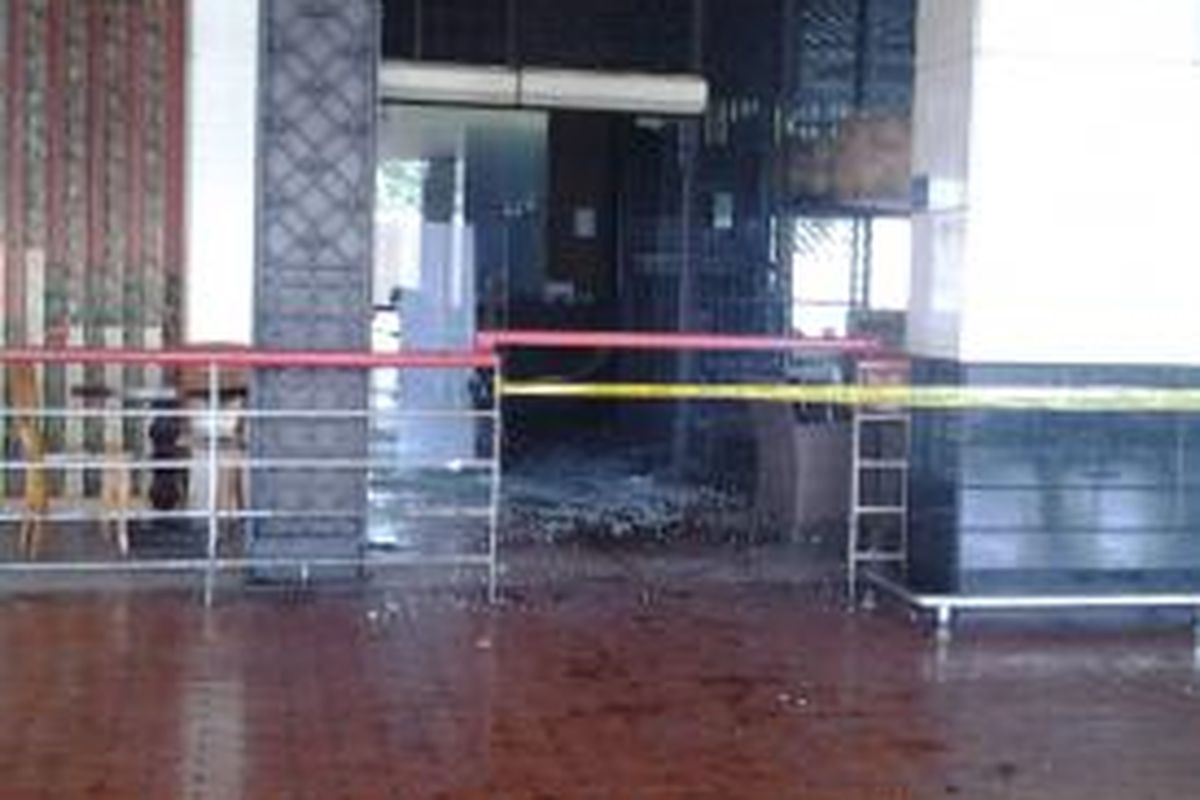 Beginilah kondisi KFC dan Solaria Terminal 2F Bandara Soekarno-Hatta pasca terbakar pada Kamis (14/8/2014) dini hari.