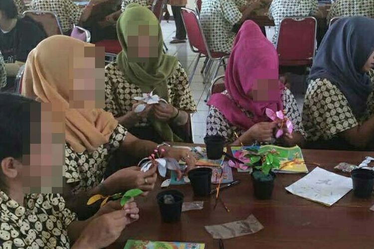 PSK mengikuti pelatihan kerajinan tangan di Solo, Selasa (25/4/2017).