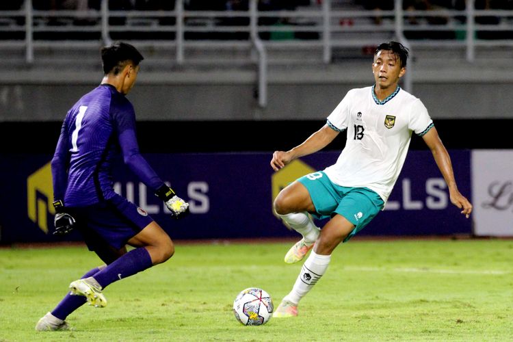 Pemain Timnas Indonesia Rabbani Tasnim berhadapan dengan penjaga gawang Hong Kong saat pertandingan Kualifikasi Piala Asia U20 2023 yang berakhir dengen skor 5-1 di Stadion Gelora Bung Tomo Surabaya, Jumat (16/9/2022) malam.