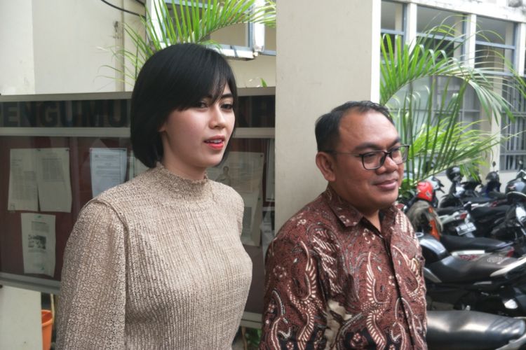 Istri Yama Carlos, Arfita Dwi Putri, saat mengadu ke Komisi Perlindungan Anak Indonesia (KPAI) di Gedung KPAI, Menteng, Jakarta Pusat, Kamis (23/8/2018).