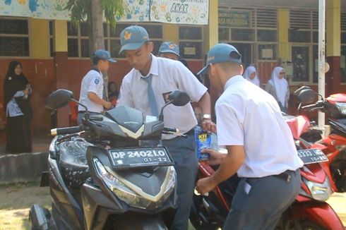 Peringatan Hari Guru, Siswa di Parepare Cuci Motor Guru hingga Suapi Tumpeng