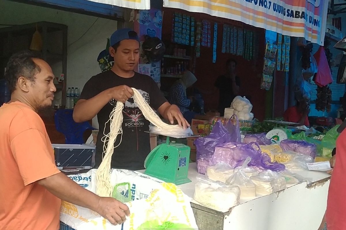 Pedagang Bakso Keluhkan Rencana Kenaikan Harga Mie Instan
