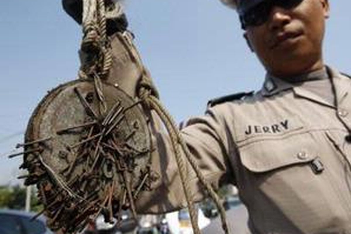 Anggota Satuan Patwal Polda Metro Jaya menunjukkan ranjau-ranjau paku yang didapatkannya dari ruas Jalan Gerbang Pemuda, Jakarta Selatan, Kamis (29/5). Dalam sehari operasi, polisi mengumpulkan lebih dari satu kilogram ranjau paku dari jalan raya. Selain membahayakan pengguna jalan, ranjau paku tersebut juga dapat digunakan untuk tindak kriminalitas