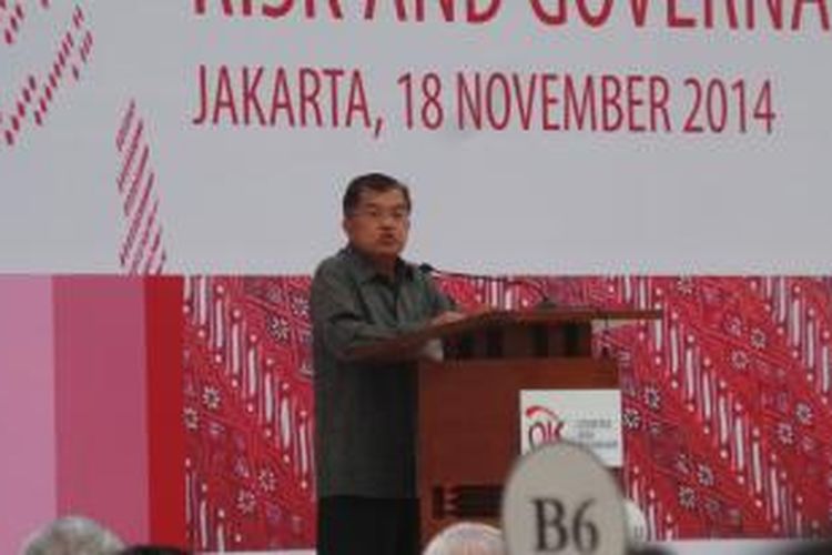 Wakil Presiden Jusuf Kalla memberikan sambutan dalam acara Risk and Governance Summit 2014 di Hotel Dharmawangsa, Jakarta, Selasa (18/11/2014).