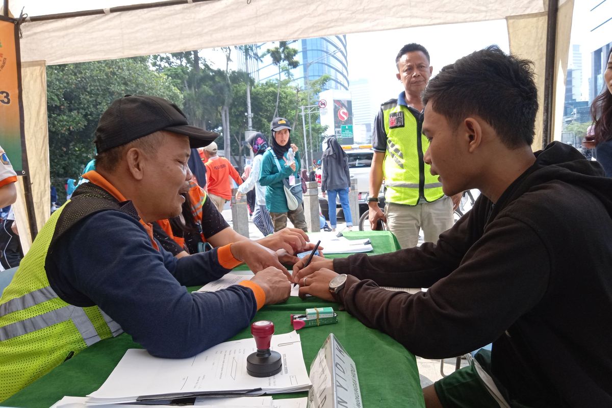 Penindakan Pembuang Puntung Rokok Car Free Day di Thamrin