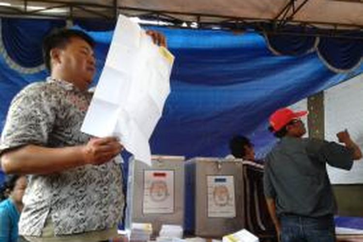 Anggota Kelompok Penyelenggara Pemungutan Suara di TPS kampung deret Tanah Tinggi,Jakarta Pusat menghitung jumlah suara untuk pemilihan anggota DPR, Rabu (9/4/2014) sore.