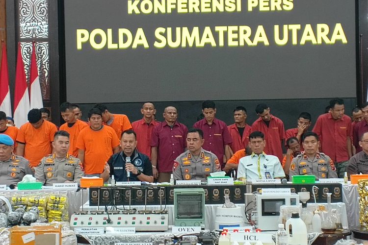 Direktur Reserse Narkoba Polda Sumut, Kombes Pol Jean Calvijn Simanjuntak, saat memaparkan berbagai kasus peredaran narkoba di Mapolda Sumut, Kamis (3/7/2025)
