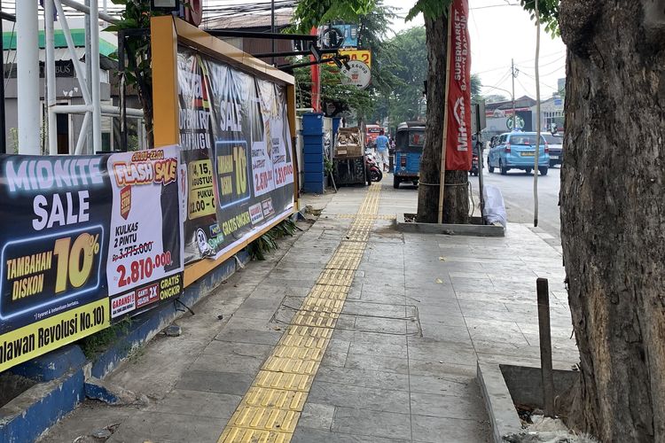 Ganggu Pejalan Kaki, Spanduk Supermarket di Pondok Bambu Jaktim Ditertibkan Satpol PP