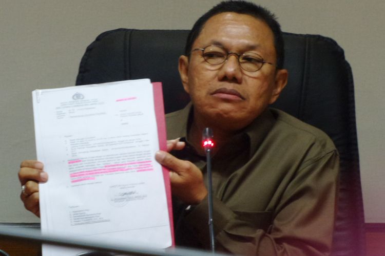 Jampidum Kejaksaan Agung Noor Rachmat memperlihatkan SPDP dari Polri atas nama tersangka CEO MNC Group Hary Tanoe di Kejaksaan Agung, Jakarta, Kamis (22/6/2017).