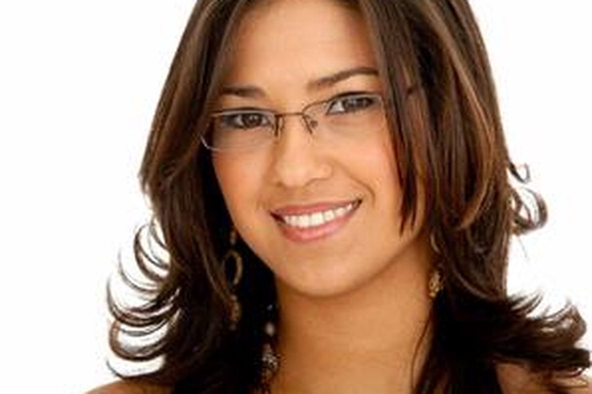 Jika bingkai kacamata Anda transparan, tanpa bingkai atau frameless, maka Anda tinggal memilih salah satu bagian untuk dirias dengan warna nude. 