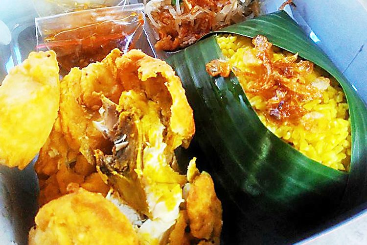 Nasi kuning yang berbungkus daun pisang dengan beragam lauk sajian Tabongo Center selalu menjadi pilihan banyak orang.