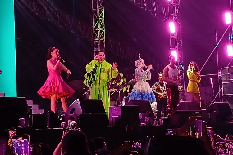 Grup vokal BBB (ki-ka): Chelsea Olivia, Raffi Ahmad, Melly Goeslaw, Dimas Beck, dan Ayushita saat tampil di Synchronize Fest 2023 di Gambir Expo, Kemayoran, Jakarta Pusat, Sabtu (2/9/2023).