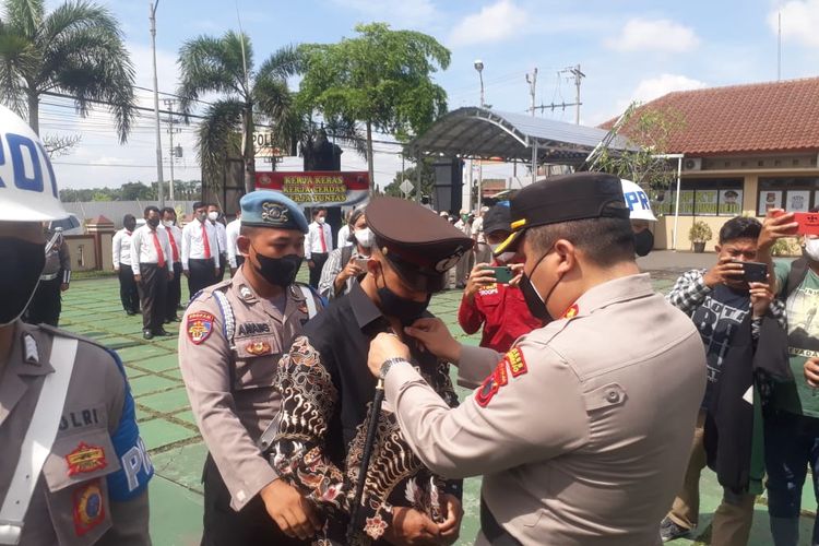 Aipda AL saat menjalani proses PTDH di Mapolres Purworejo. Aipda AL diberhentikan secara tidak hormat setelah ketahuan selingkuh dengan istri TNI.