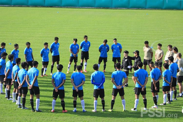 Pelatih sekaligus manajer timnas Indonesia, Shin Tae-yong (jaket hitam bertopi), memberikan penjelasan kepada skuad timnas U19 Indonesia di Kroasia.